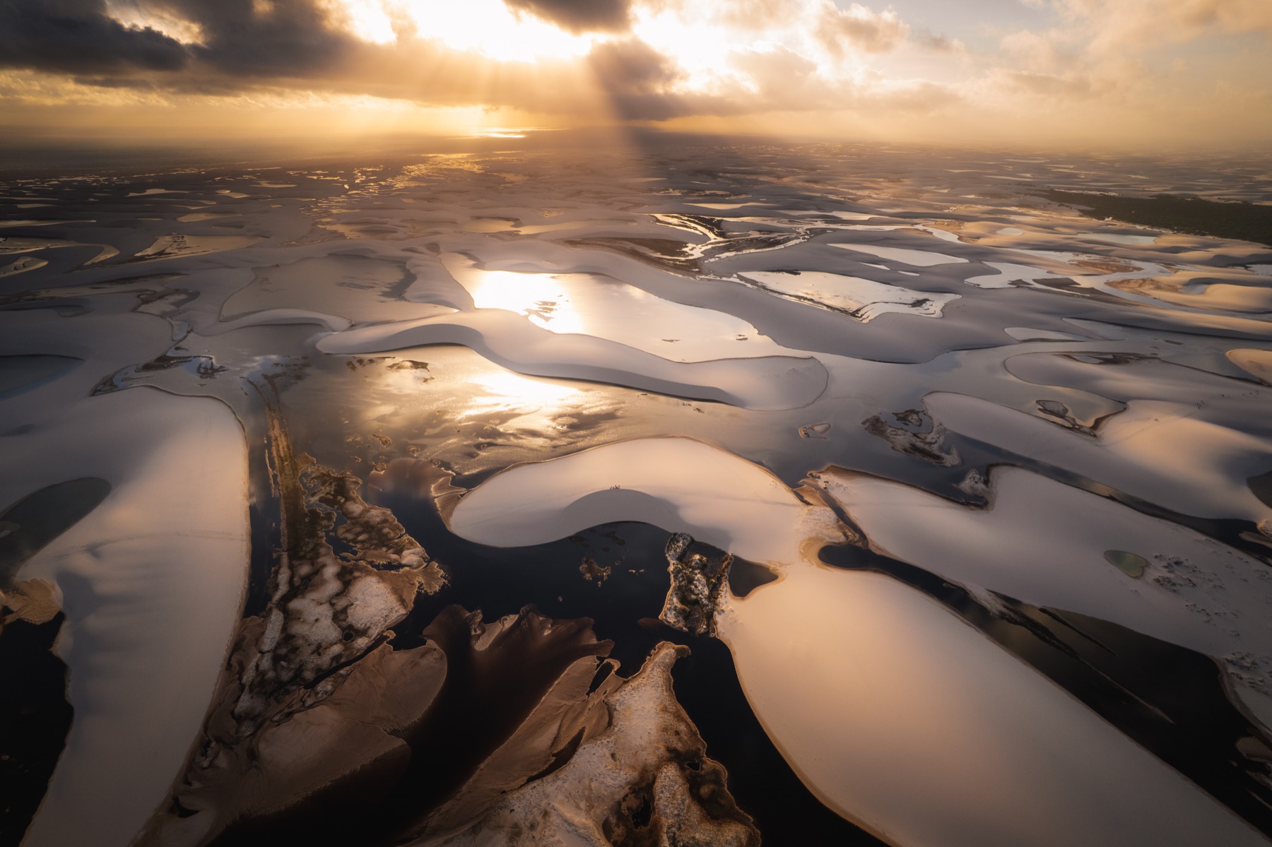 Vista aérea de dunas e lagoas com base autoral aplicada.