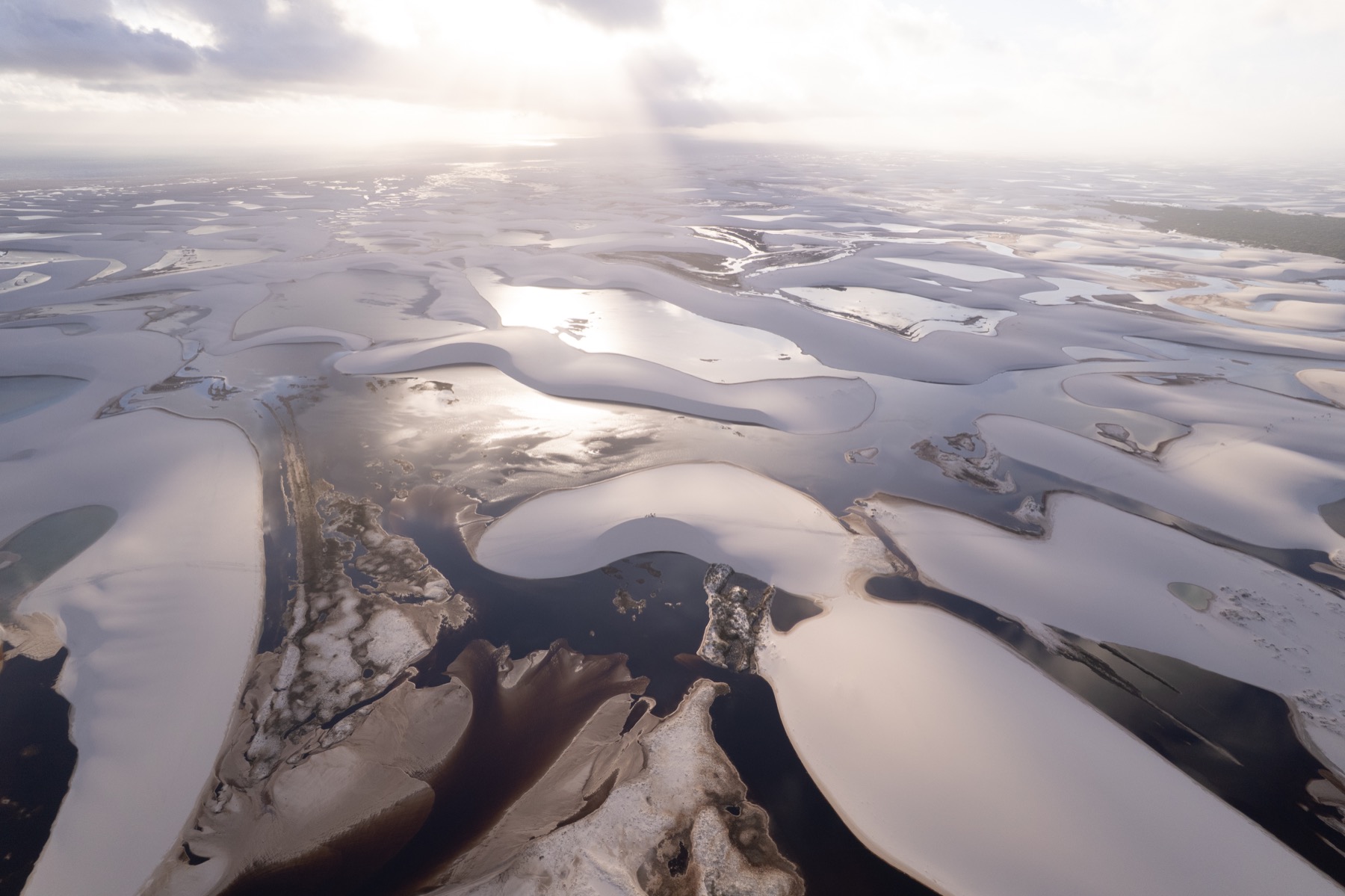 Vista aérea de dunas e lagoas em arquivo cru, antes da base autoral.